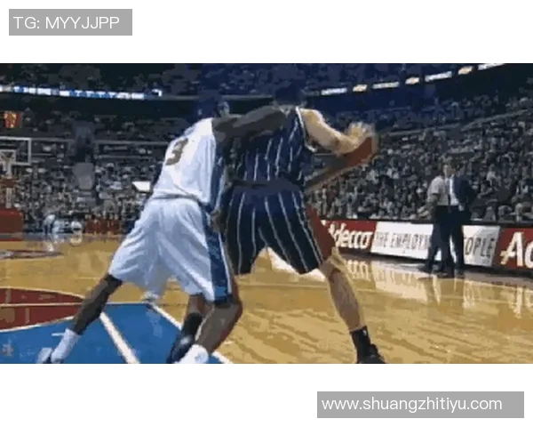 姚明在NBA赛场上的抢球瞬间展现力量与技巧的完美结合